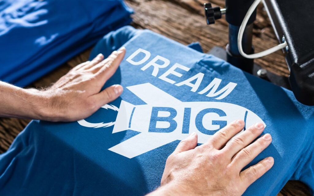 ¿Por qué hacer uniformes laborales y merchandising corporativo con una camiseta serigrafiada?